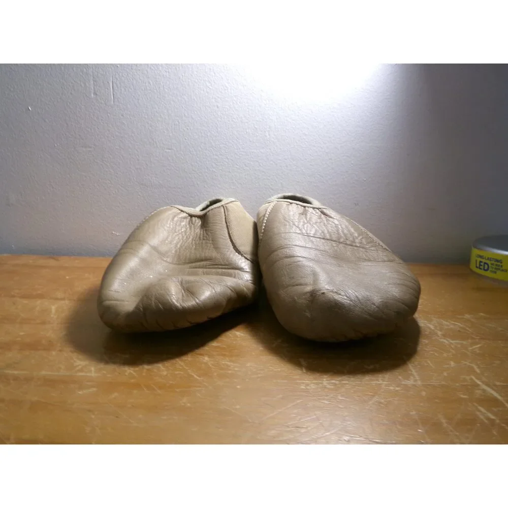 Pre-Owned Dance Jazz Shoes DanzNMotion Adult 8M Tan Slip On Leather Split Sole